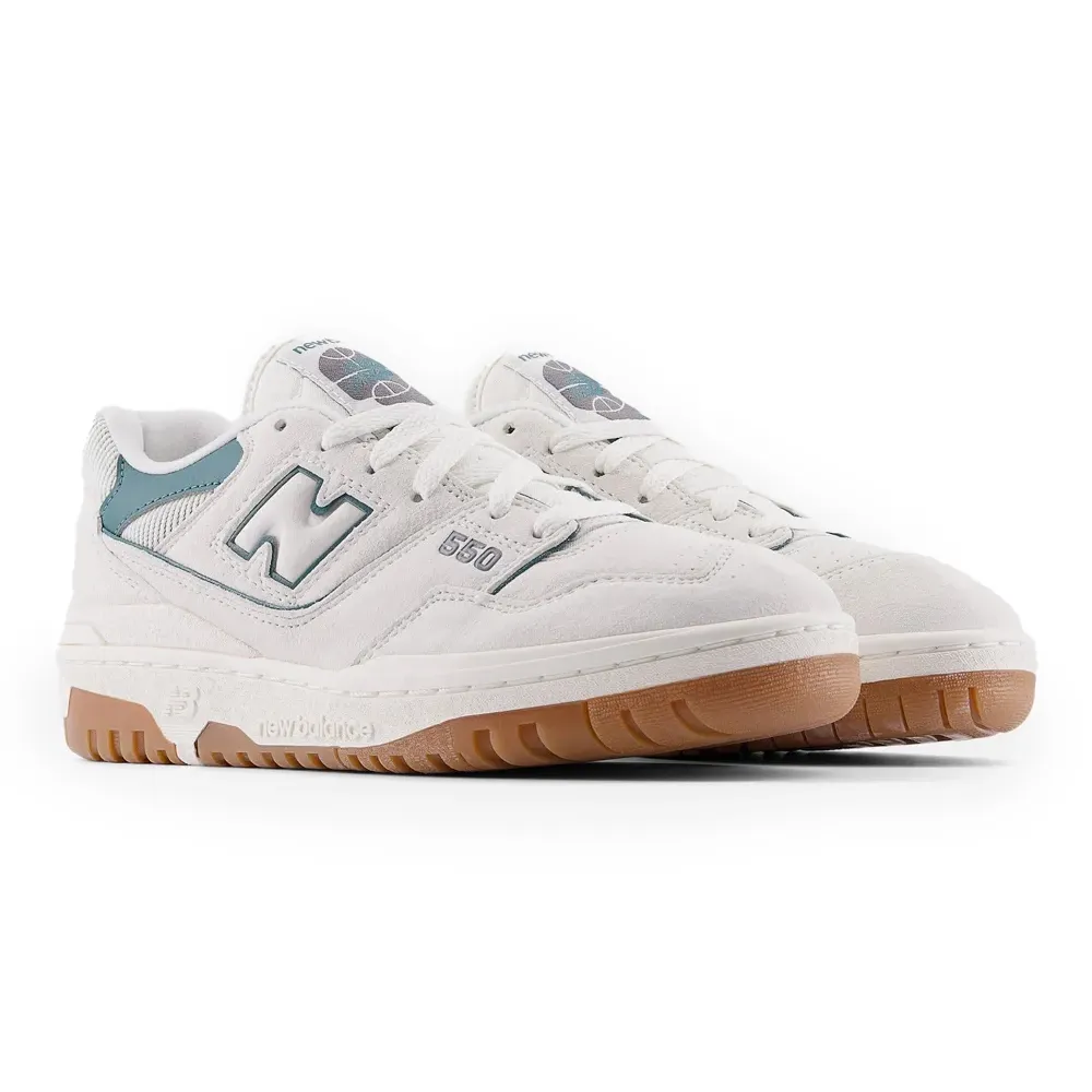 Tênis New Balance 550 em perspectiva frontal-lateral com entressola branca